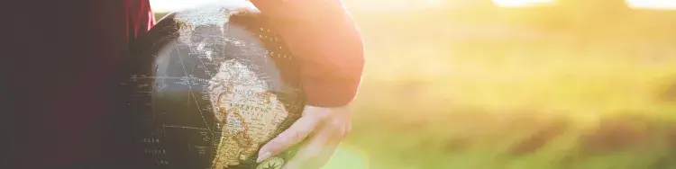 Un hombre sosteniendo un globo del mundo