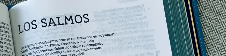 Una Biblia abierta a los Salmos