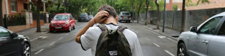 un muchacho dando la espalda