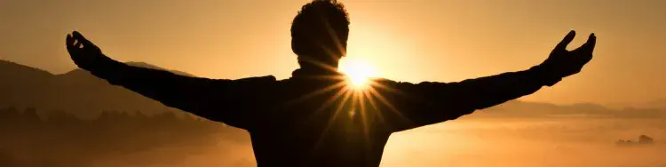  un hombre levantando sus manos al cielo