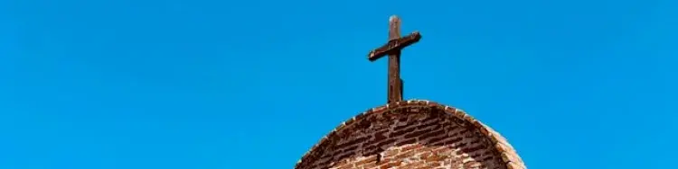 una cruz encima de una iglesia