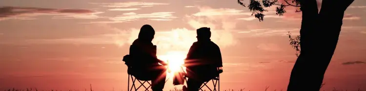 dos personas conversando