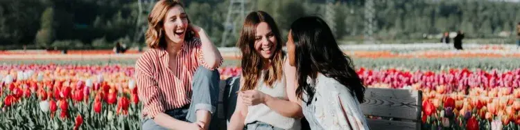 mujeres hablando del evangelio