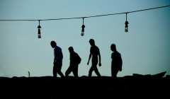 la sombra de 4 hombres caminando