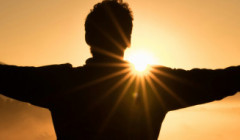  un hombre levantando sus manos al cielo