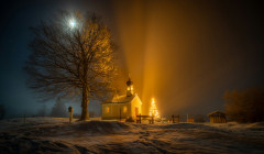 una iglesia en la nieve